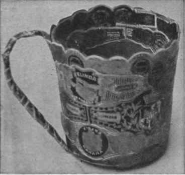 A cardboard cup decorated with cigar bands. This work is simple and inexpensive, and has the effect of elaborately decorated china