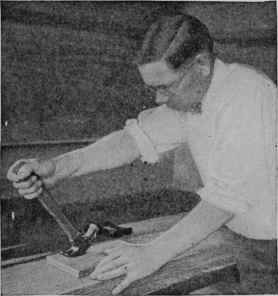 The proper way to use a hammer when drawing a nail.