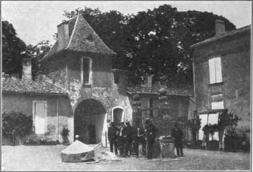 Fig. 28.   Interior court Chateau Yquem. (Photo by Author.) mangement as the Chateau Yquem, namely, the Chateau Filhot and Chateau Coutet.