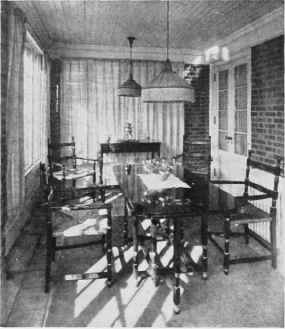 A BREAKFAST ROOM FOR ALL THE YEAR ROUND USE.