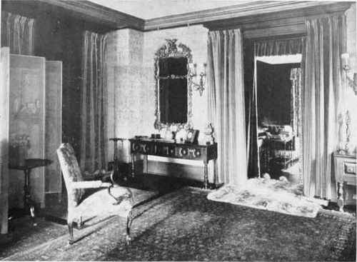 A LIVING ROOM IN LIBERAL PERIOD STYLE IN A PARK AVENUE, NEW YORK, APARTMENT.