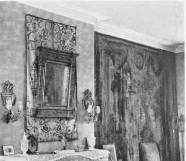 AN OVERMANTEL ARRANGEMENT IN ITALIAN STYLE.