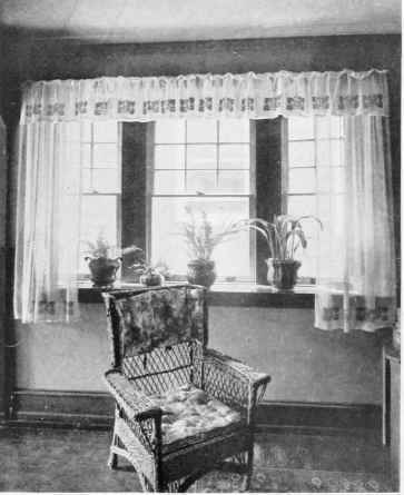 ARRANGEMENT OF THIN CURTAINS WITH VALANCE.