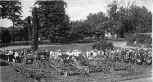 Rural Leaders At Machinery Exhibit